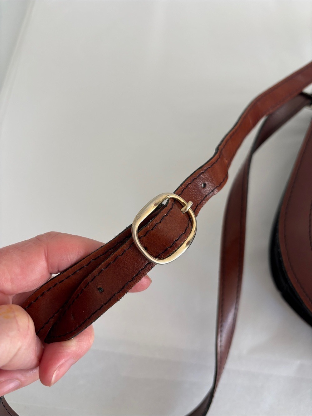 Stunning vintage vegan leather crossbody bag purse turn lock black brown pocket - Picture 12 of 15